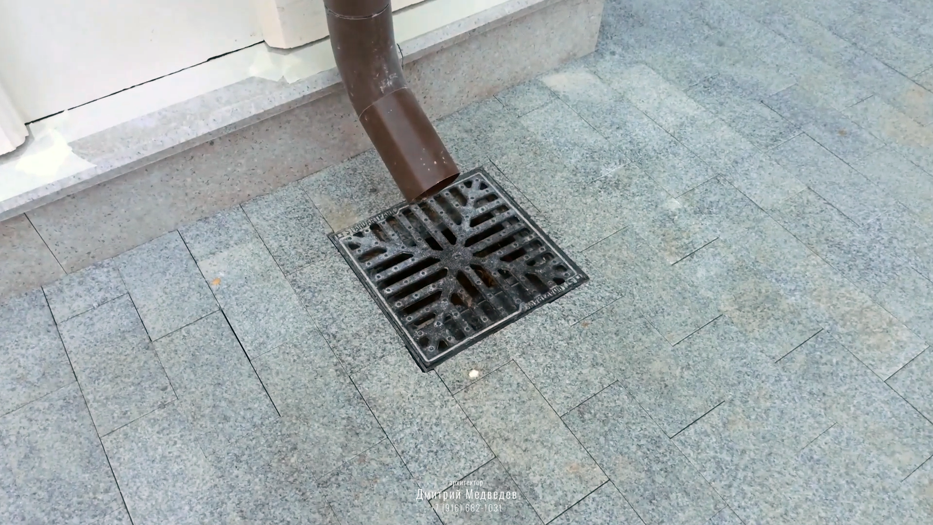 Вода, попадая на брусчатку, направляется под землю через специальную разветвленную ливневку, которая затем утекает в сторону Вода, попадая на брусчатку, направляется под землю через специальную разветвленную ливневку, которая затем утекает в сторону