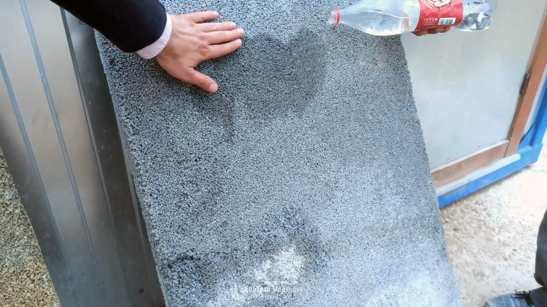 Под брусчаткой мы используем особый дренажный слой из цементно-песчаной смеси, этот слой позволяет воде просачиваться и не задерживаться под брусчаткой