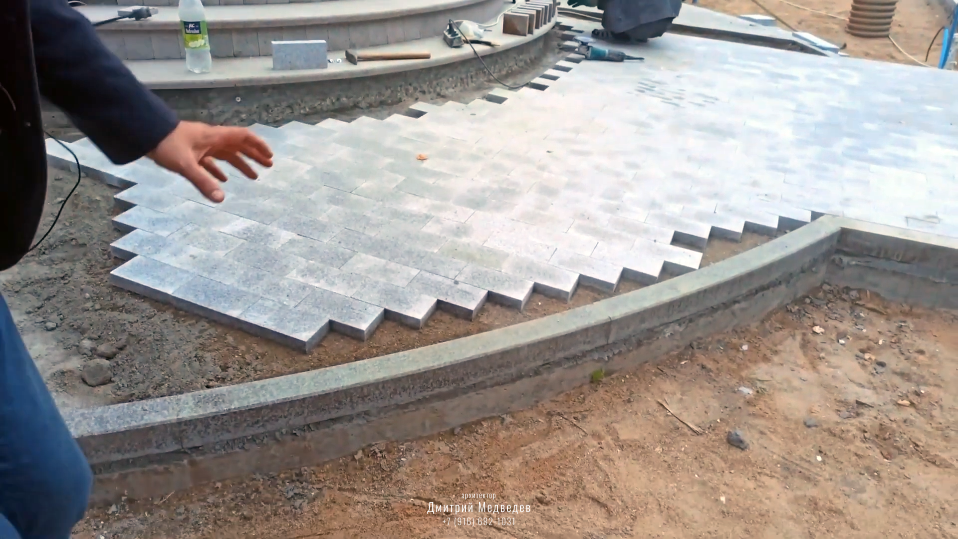 При создании бордюров мы выпиливаем радиусные элементы, вместо использования граненого края При создании бордюров мы выпиливаем радиусные элементы, вместо использования граненого края