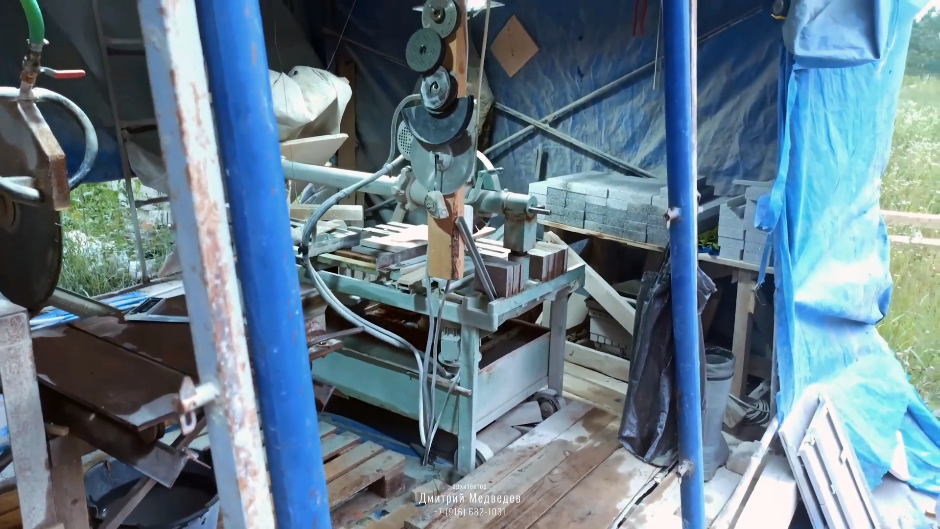 У нас есть собственное производство, которое помогает нам быть более оперативными при необходимости выполнить резку, обработку и, при необходимости, окраску материалов на месте У нас есть собственное производство, которое помогает нам быть более оперативными при необходимости выполнить резку, обработку и, при необходимости, окраску материалов на месте