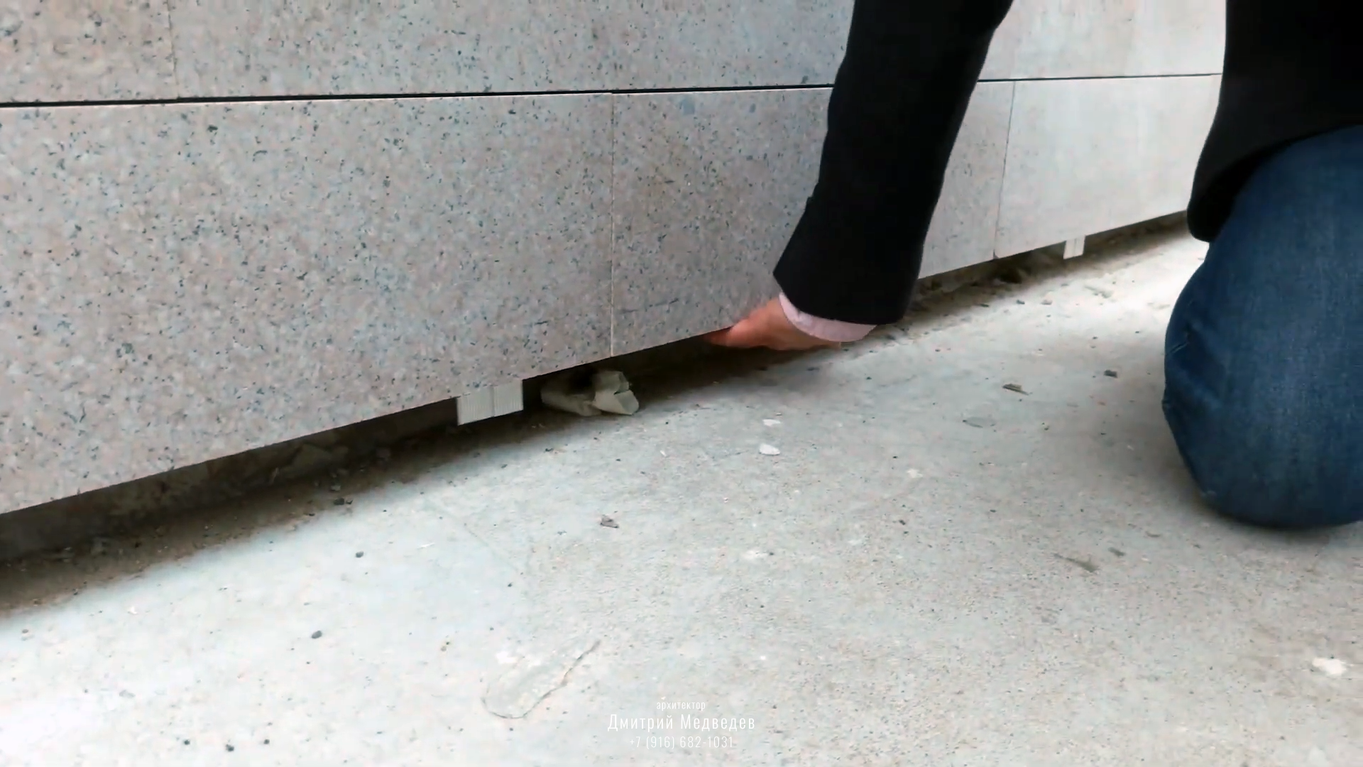 Расстояние между фасадом и цоколем создает вентиляционное пространство, где влага не задерживается Расстояние между фасадом и цоколем создает вентиляционное пространство, где влага не задерживается